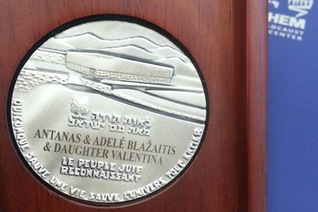 Įvertinimas: Zitai Ivanauskienei ir jos broliui apdovanojimą, priklausantį jų mamai, V.E.Blažaitytei, įteikė ambasadorius A.Maimonas.