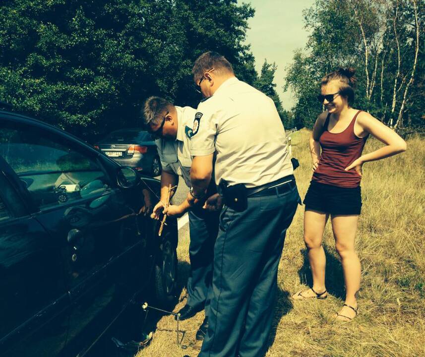 Duslintuvą pritvirtinti padėję policininkai sulaukė padėkos