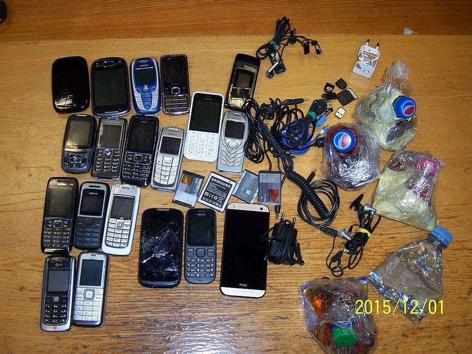 Į Pravieniškių pataisos namus bandė perduoti 19 telefonų