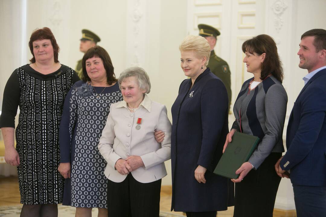 Prezidentė apdovanojo daugiavaikes motinas