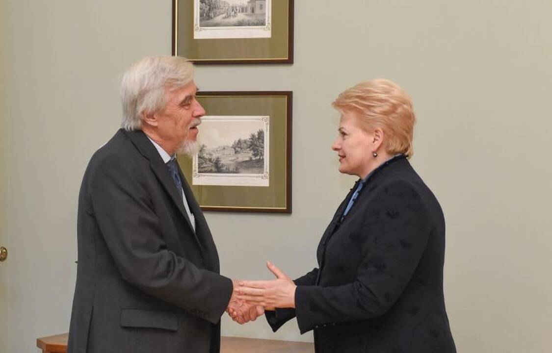 D. Grybauskaitė susitiko su CERN vadovu R. D. Heueriu ir Lietuvos mokslo akademijos prezidentu V. Razumu.