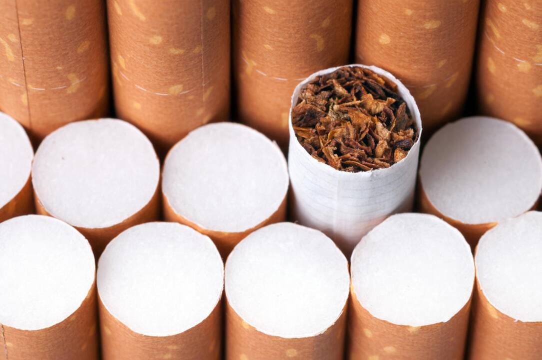 Nelegalias cigaretes gabenęs vyras siūlė jas pasiimti patiems policininkams