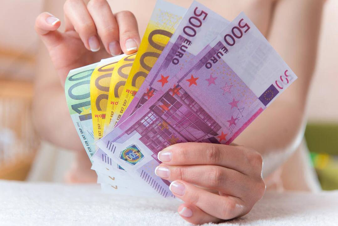 Nedirbusi deputato našlė gaus 1 000 eurų rentą