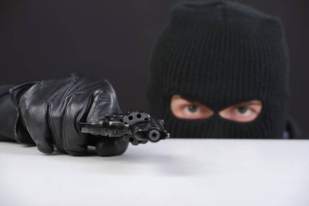 Kaukėti plėšikai pagrobė pinigus ir juvelyrinius dirbinius