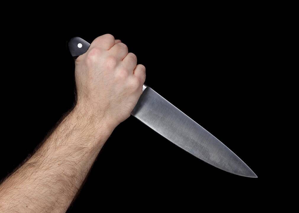 Girtas vyras švaistėsi peiliu