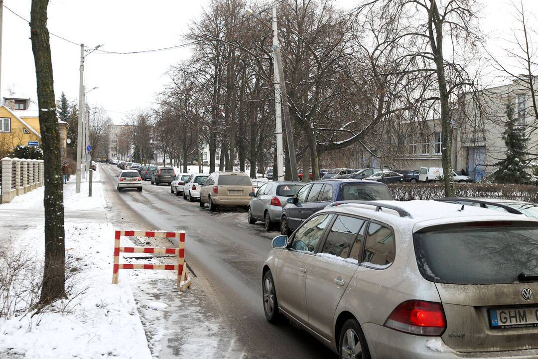 Išpjautas asfaltas Aušros gatvėje