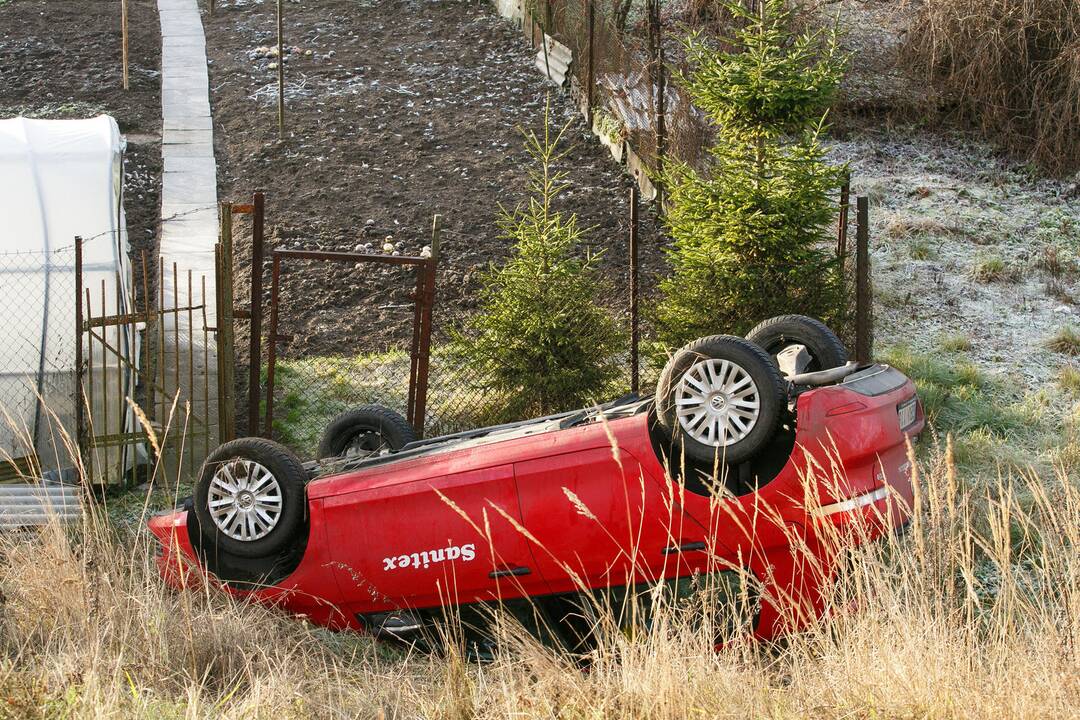 Nuo Marvelės kelio nulėkė automobilis