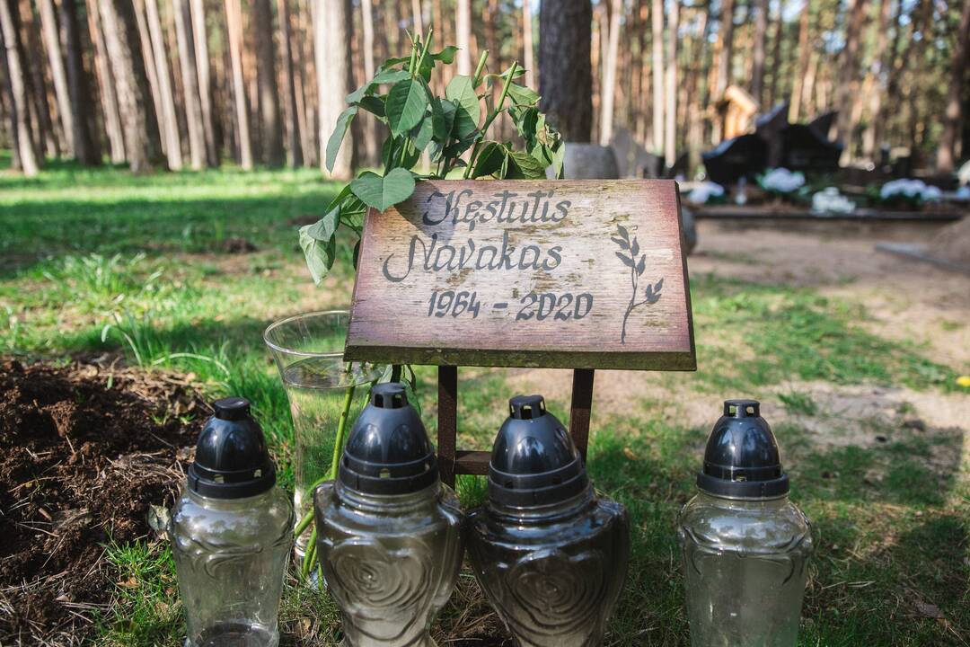 Situacija: kauniečių mėgstamas poetas, rašytojas K.Navakas (1964–2020) mirė prieš dvejus metus, tačiau jo atminties ženklo nėra net ant kapo.