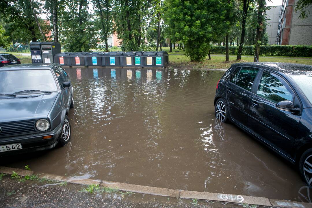 Po alinančios kaitros Kauną nuplovė liūtis