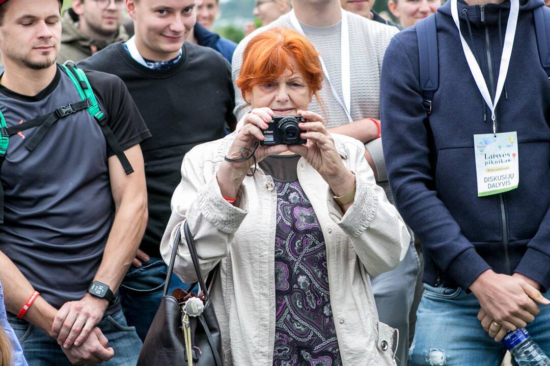 „Laisvės piknikas“: aukcione parduoda V. Landsbergio kaklajuostę