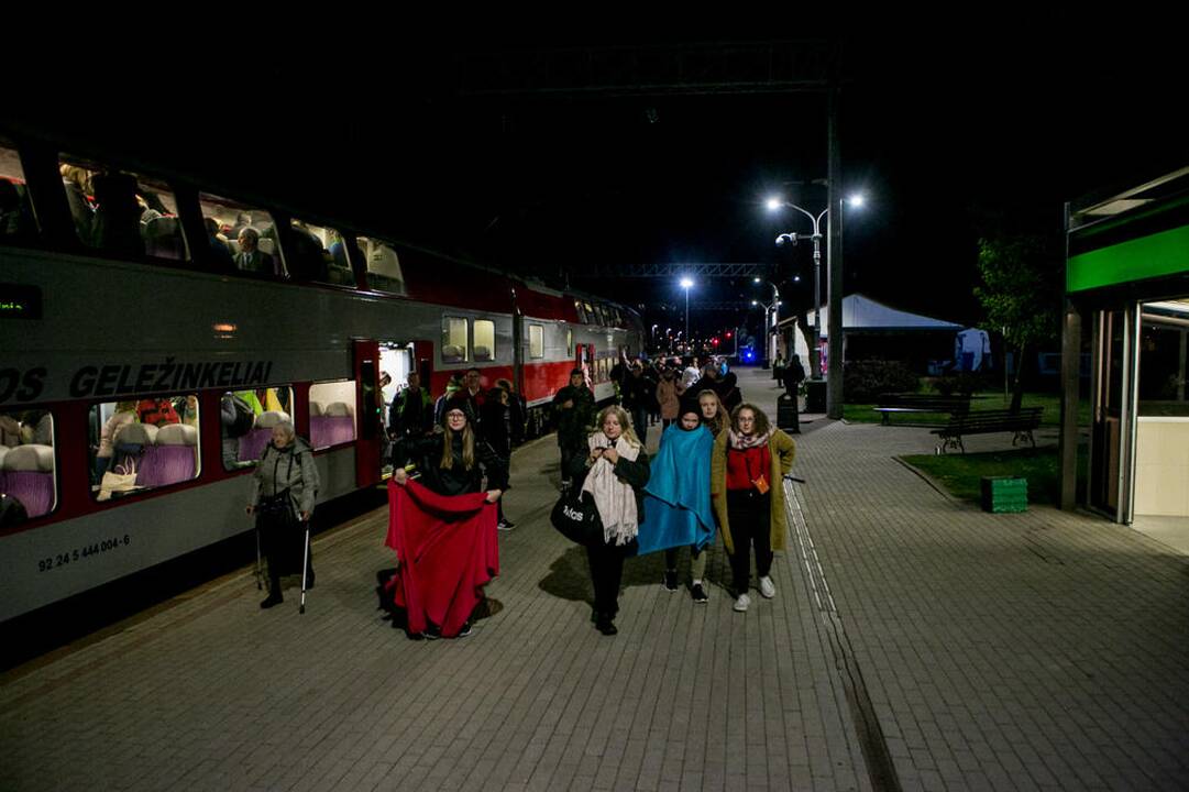 Žmonės rinkosi į šv. Mišias Santakoje