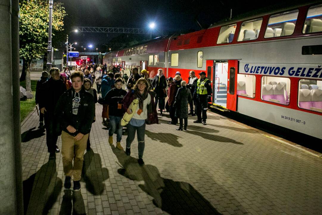 Žmonės rinkosi į šv. Mišias Santakoje