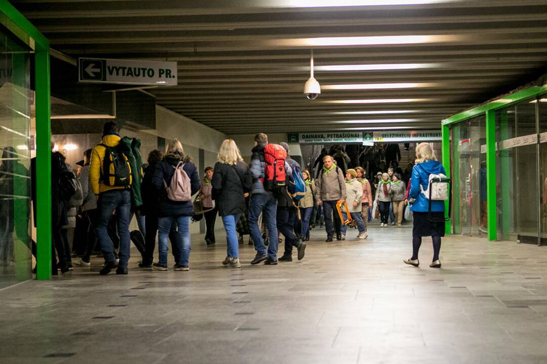Žmonės rinkosi į šv. Mišias Santakoje