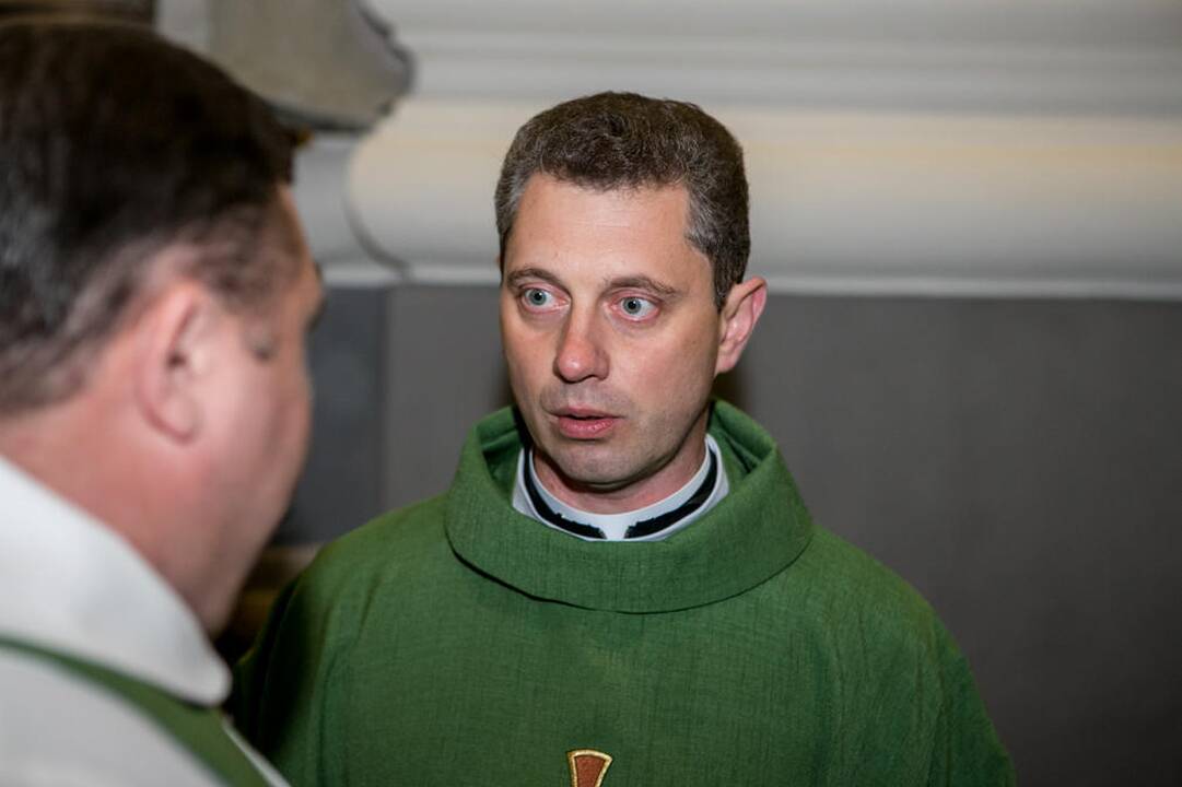 Žmonės rinkosi į šv. Mišias Santakoje