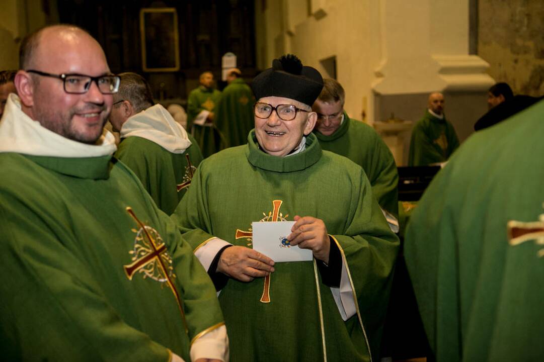 Žmonės rinkosi į šv. Mišias Santakoje