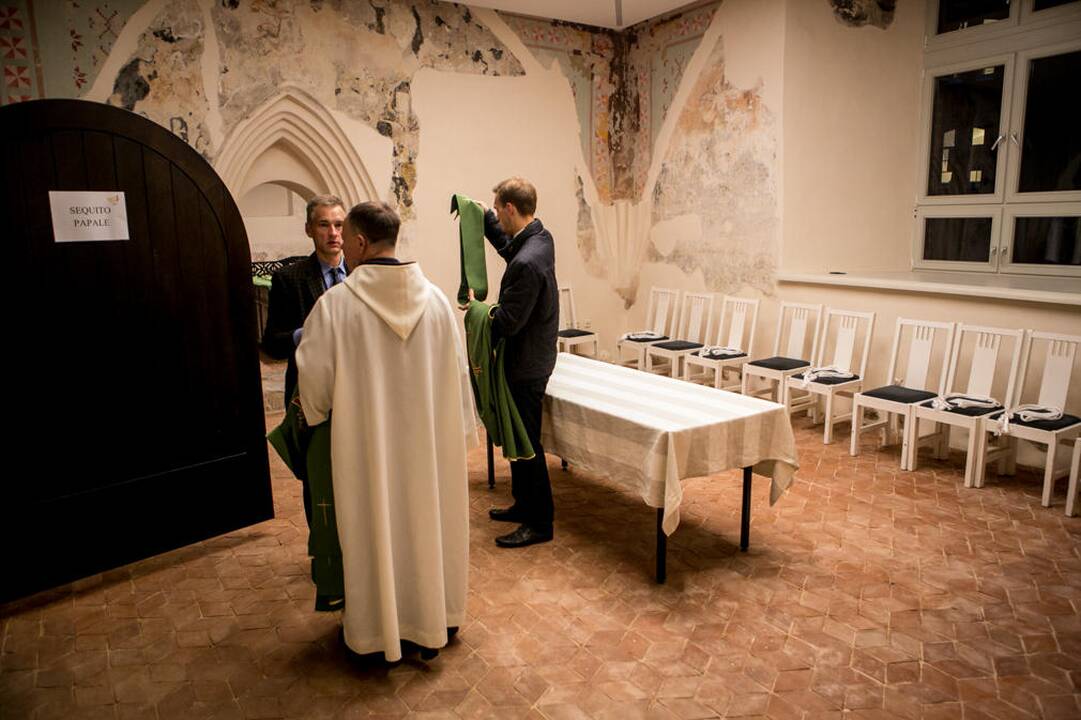 Žmonės rinkosi į šv. Mišias Santakoje