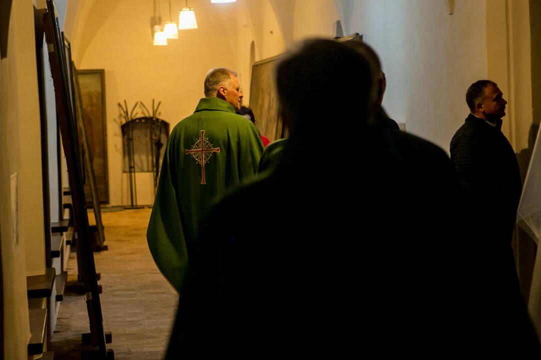 Žmonės rinkosi į šv. Mišias Santakoje