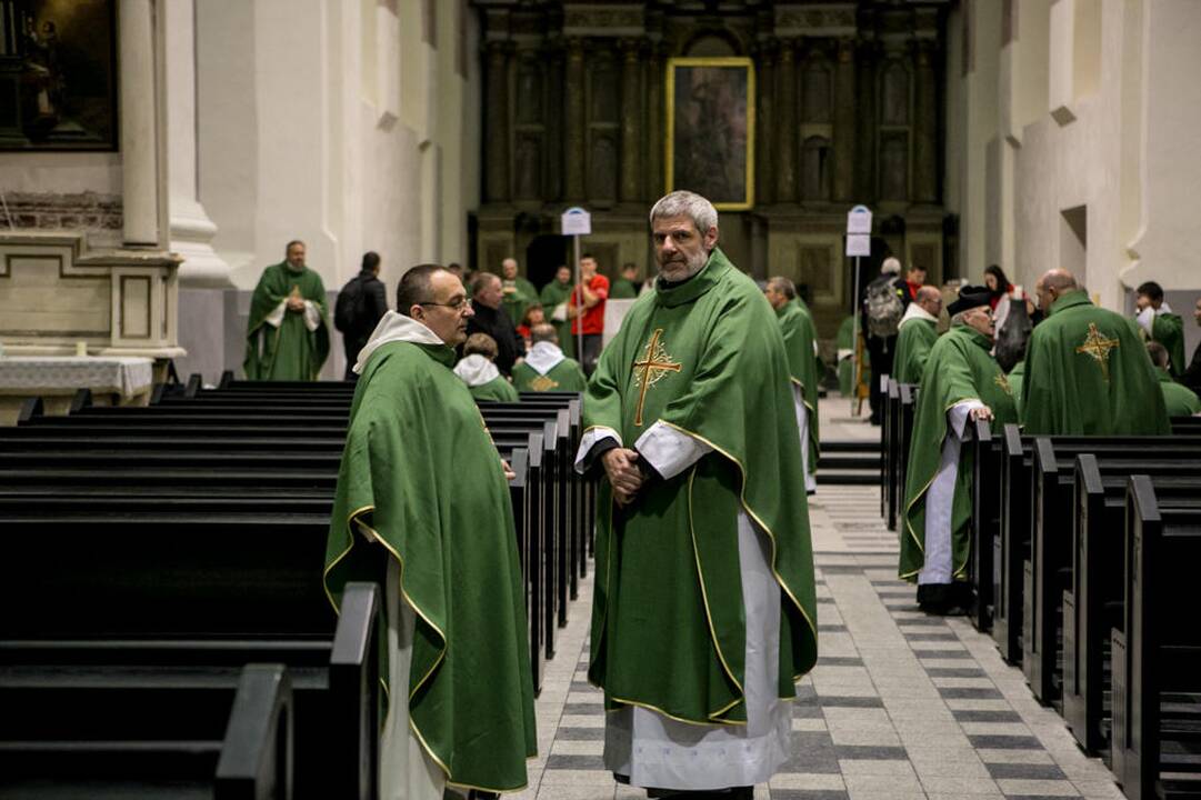 Žmonės rinkosi į šv. Mišias Santakoje