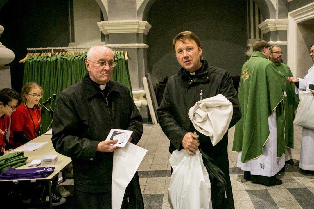 Žmonės rinkosi į šv. Mišias Santakoje