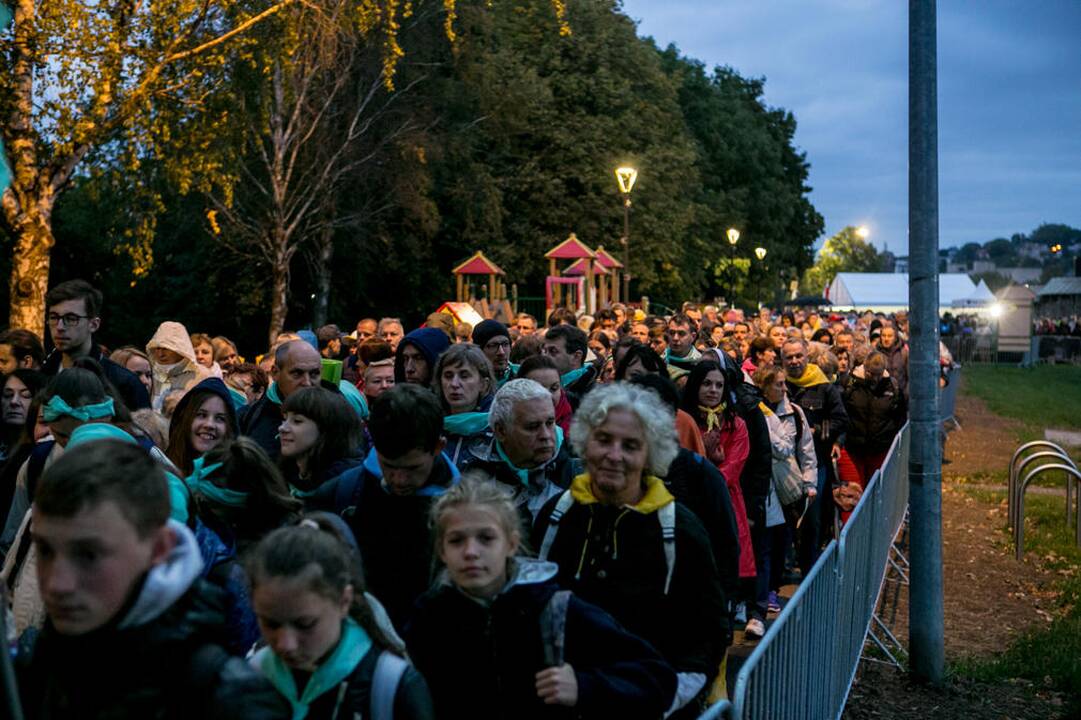 Žmonės rinkosi į šv. Mišias Santakoje