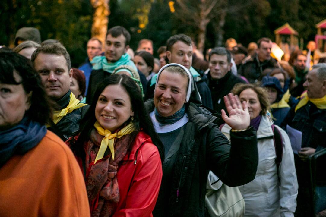 Žmonės rinkosi į šv. Mišias Santakoje