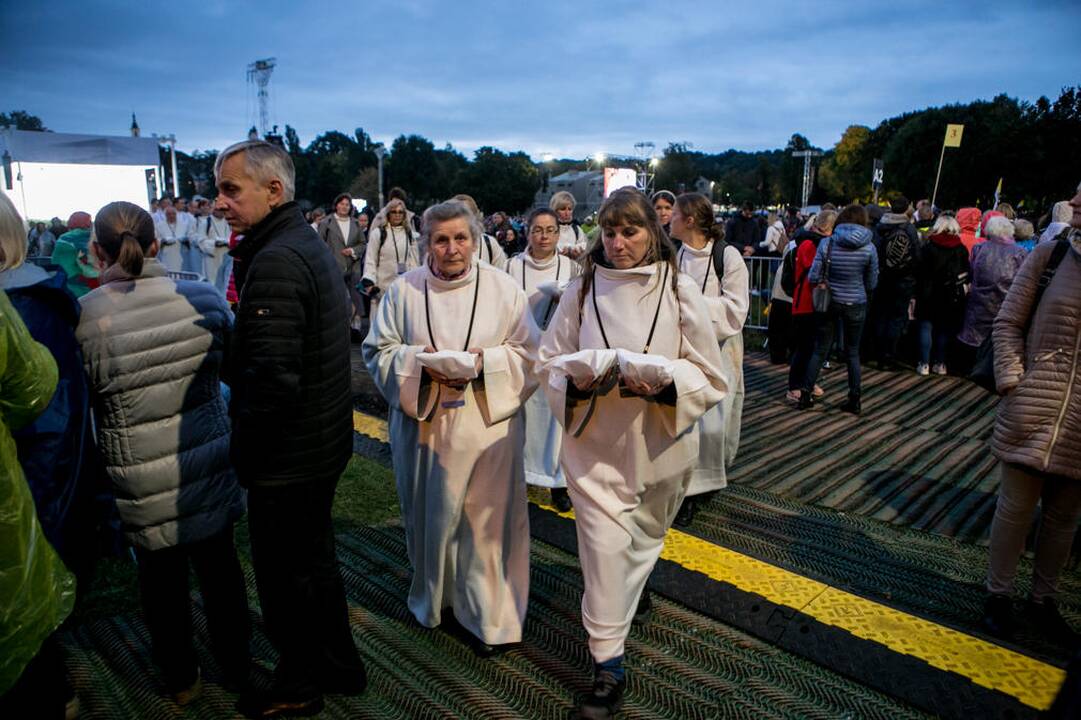 Žmonės rinkosi į šv. Mišias Santakoje