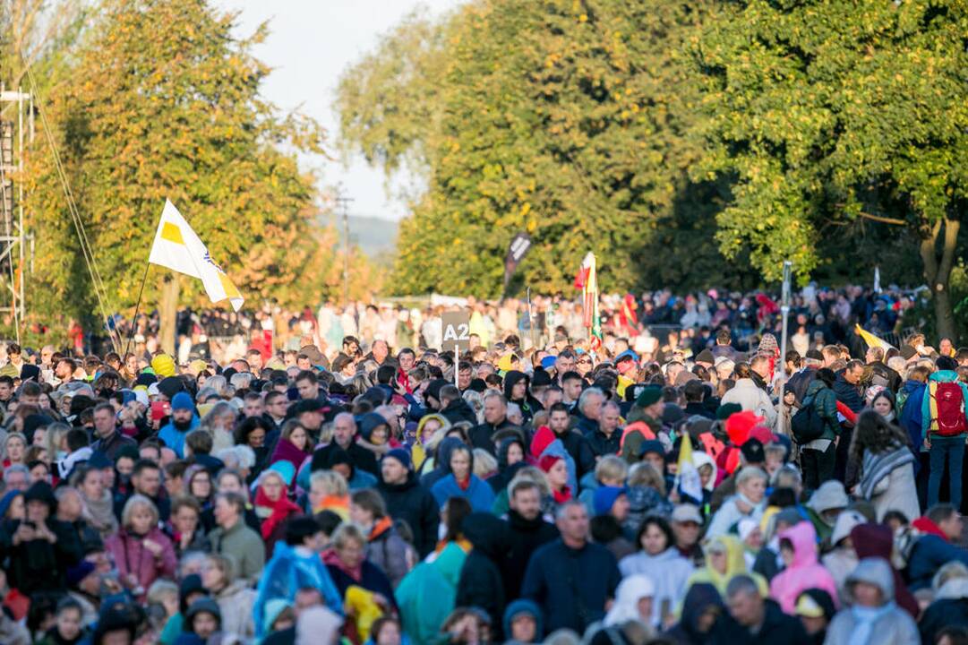 Žmonės rinkosi į šv. Mišias Santakoje