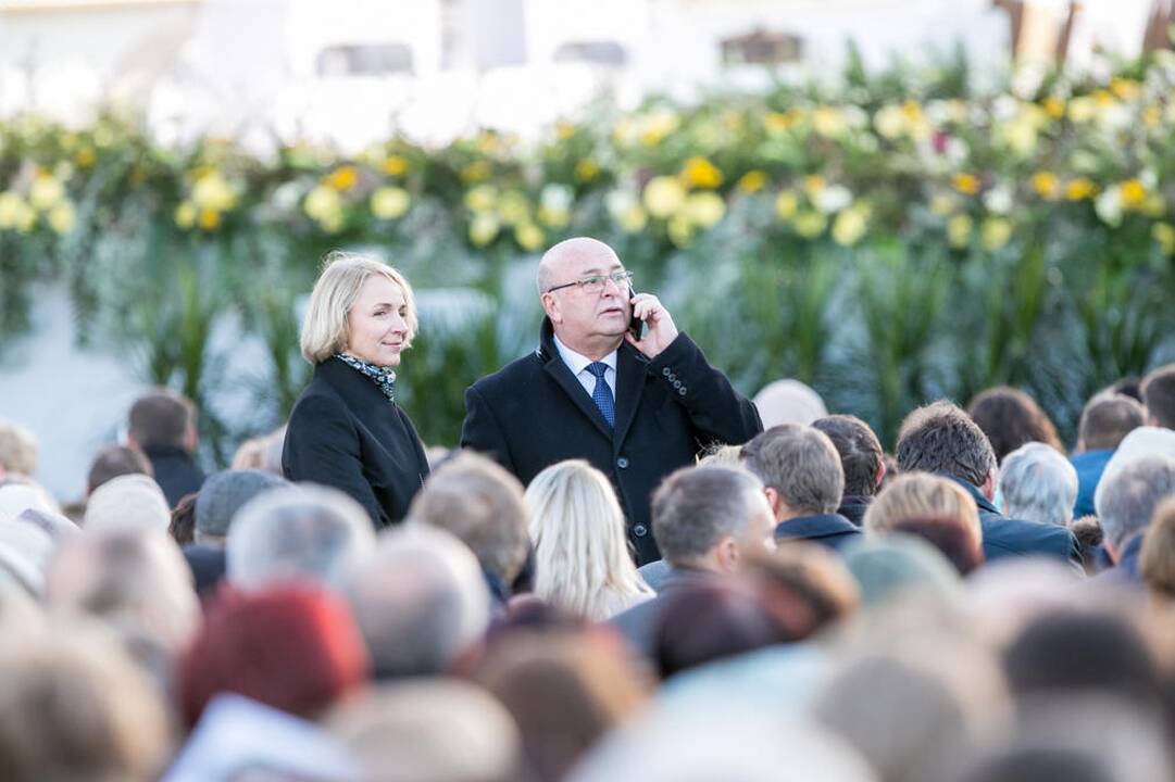 Žmonės rinkosi į šv. Mišias Santakoje