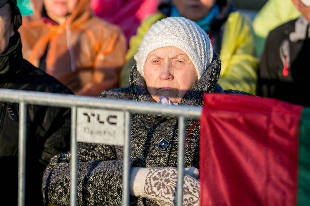 Žmonės rinkosi į šv. Mišias Santakoje