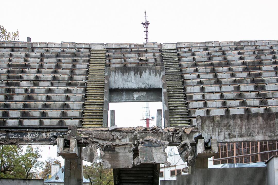 Pradėtos griauti Kauno stadiono tribūnos