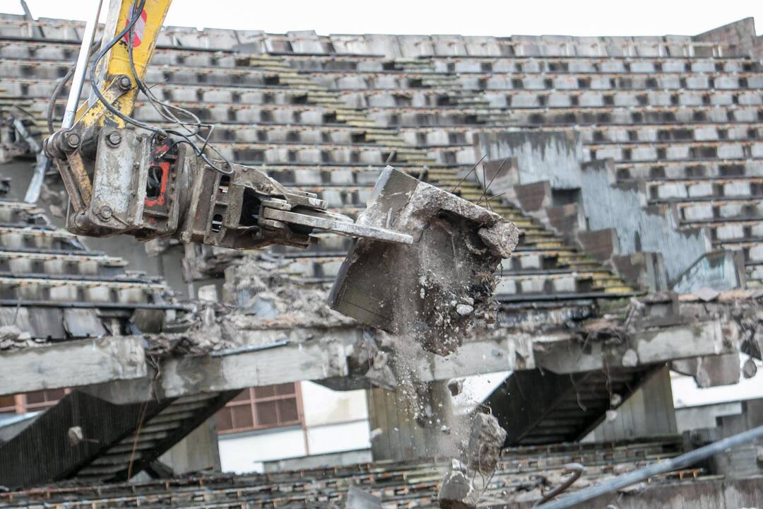 Pradėtos griauti Kauno stadiono tribūnos