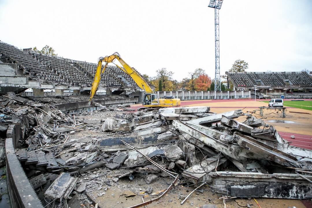 Pradėtos griauti Kauno stadiono tribūnos