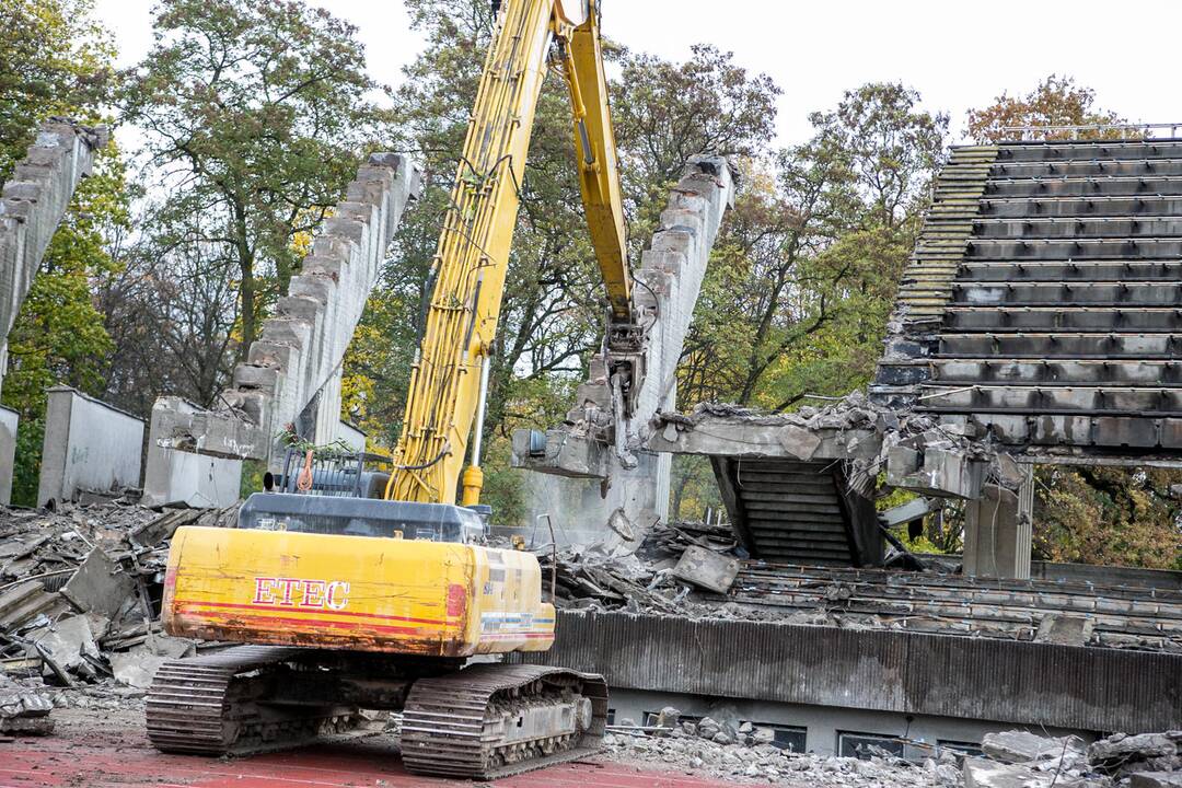 Pradėtos griauti Kauno stadiono tribūnos