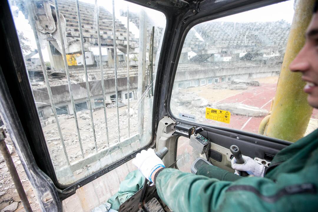 Pradėtos griauti Kauno stadiono tribūnos