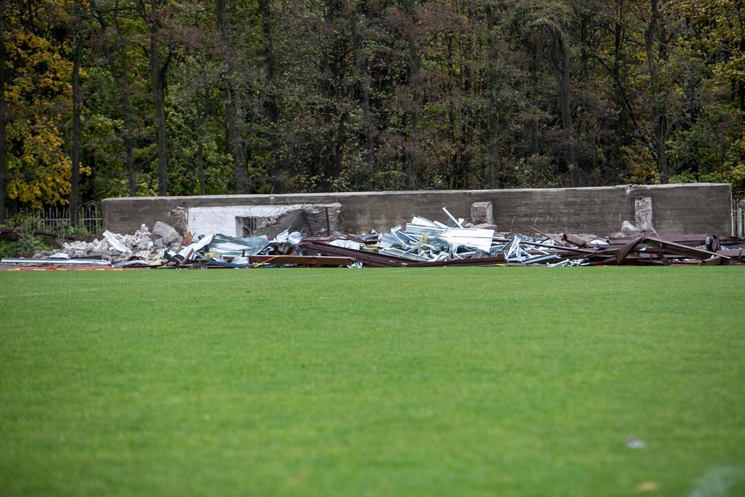 Pradėtos griauti Kauno stadiono tribūnos