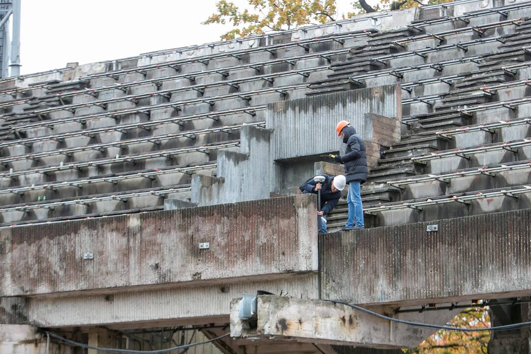 Pradėtos griauti Kauno stadiono tribūnos