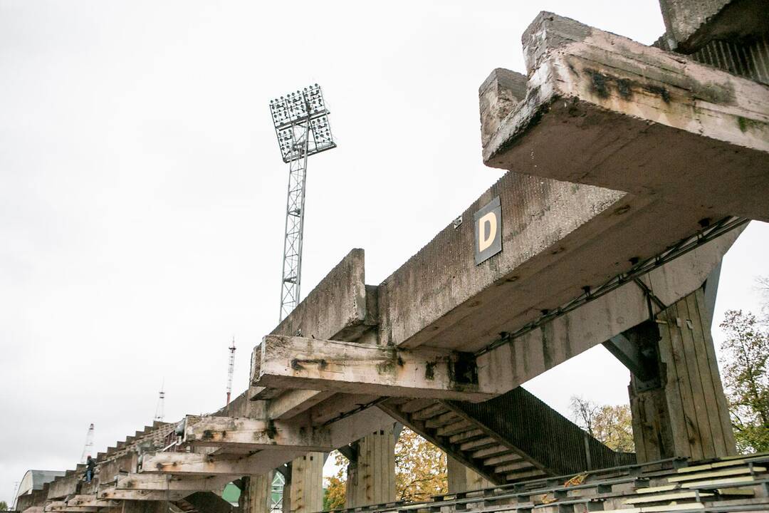 Pradėtos griauti Kauno stadiono tribūnos