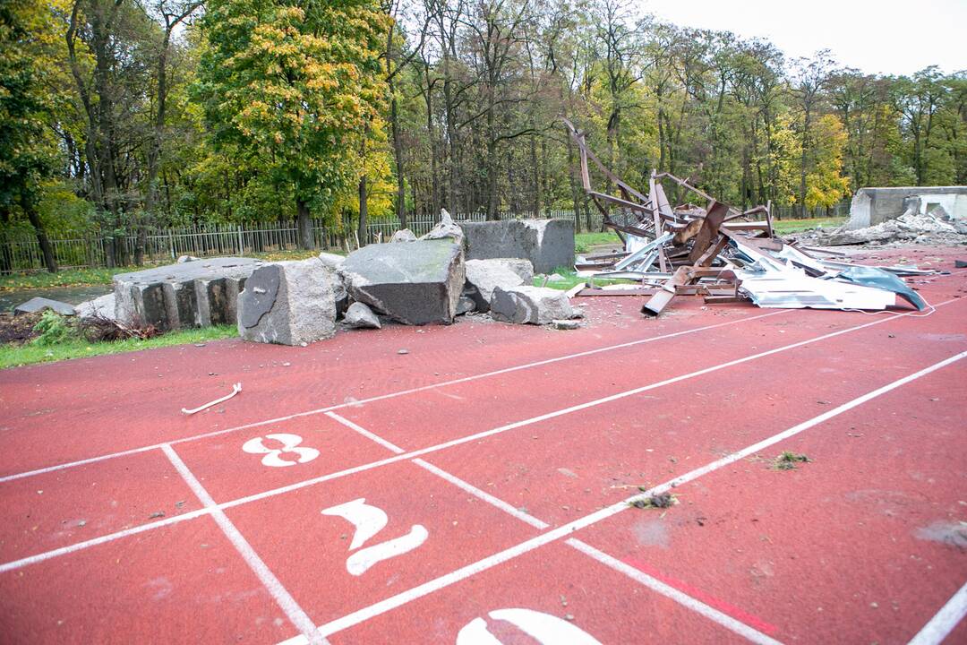 Pradėtos griauti Kauno stadiono tribūnos