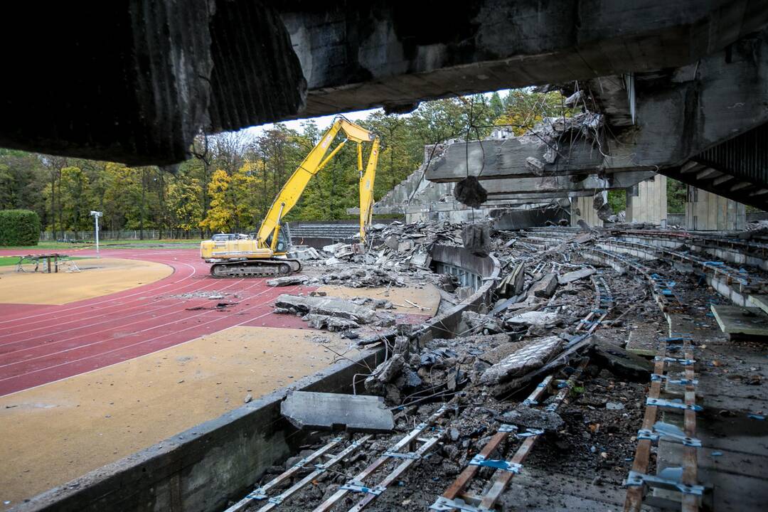 Pradėtos griauti Kauno stadiono tribūnos