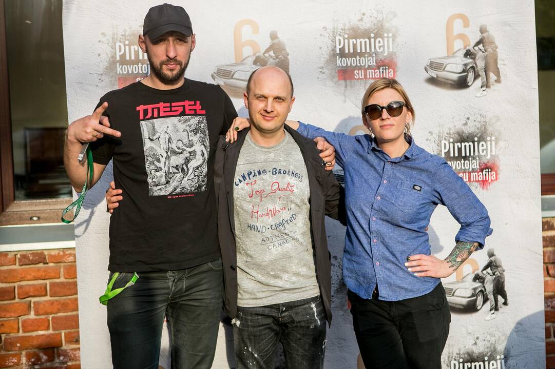 Rašytojas D. Dargis (centre) Vilniaus kino gerbėjams pristatė dokumentinį filmą "Pirmieji kovotojai su mafija".