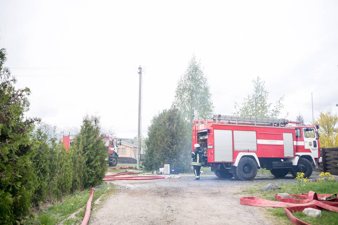 Aleksote degė namas