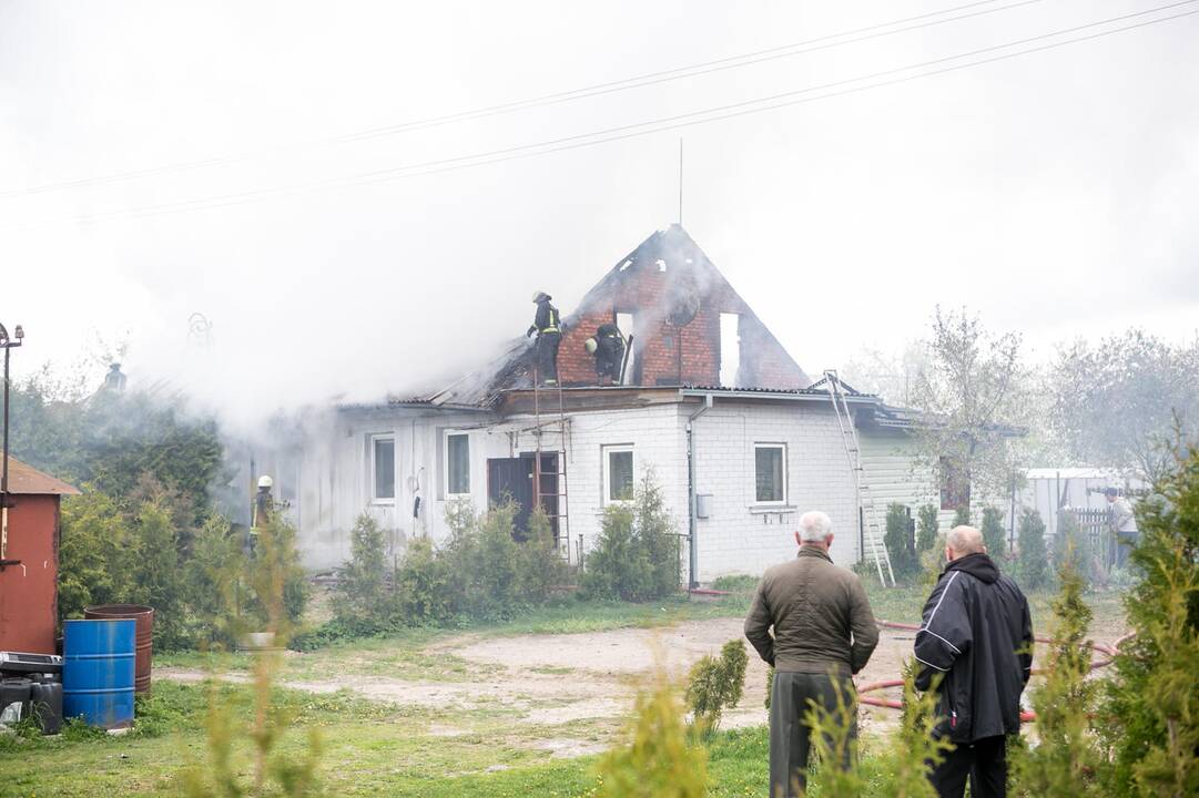 Aleksote degė namas