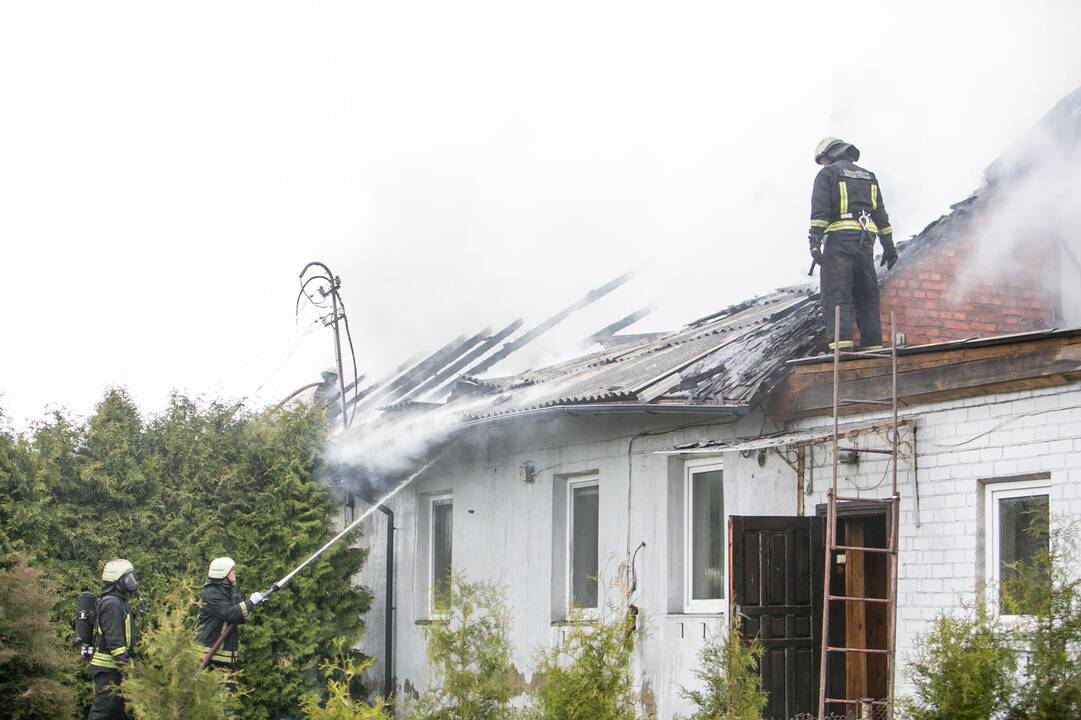 Aleksote degė namas