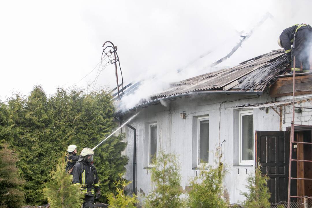 Aleksote degė namas