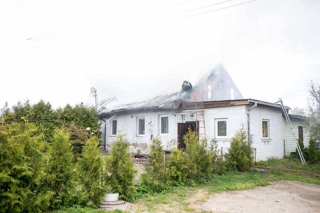 Aleksote degė namas