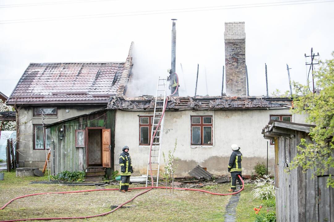 Aleksote degė namas