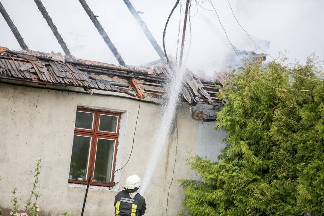 Aleksote degė namas