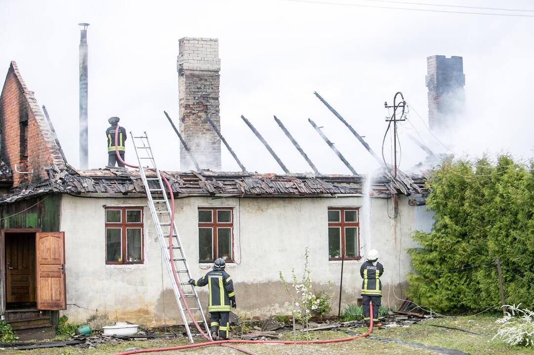 Aleksote degė namas