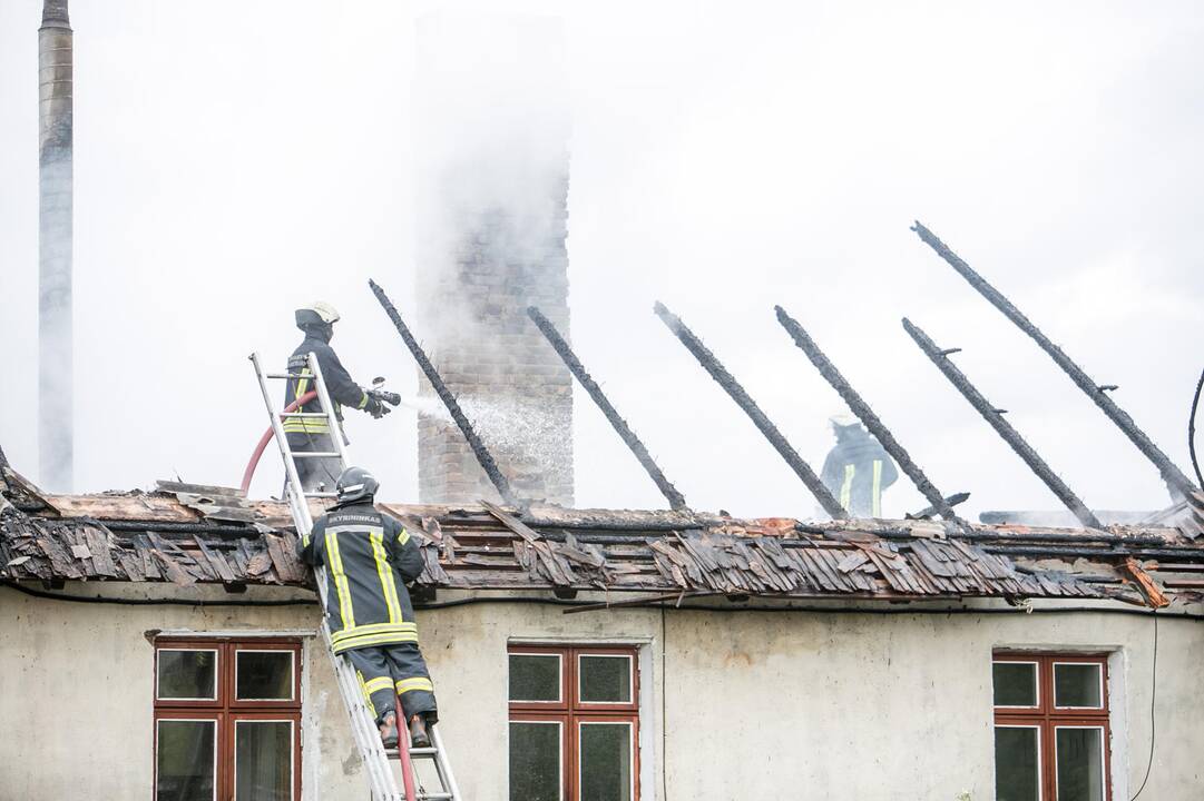 Aleksote degė namas