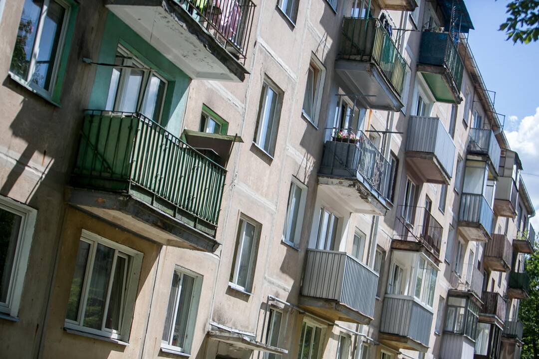 Kauno daugiabučio sienoje atsivėrė didžiulis plyšys